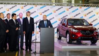 Путин расписался на капоте кроссовера CX-5 во Владивостоке
